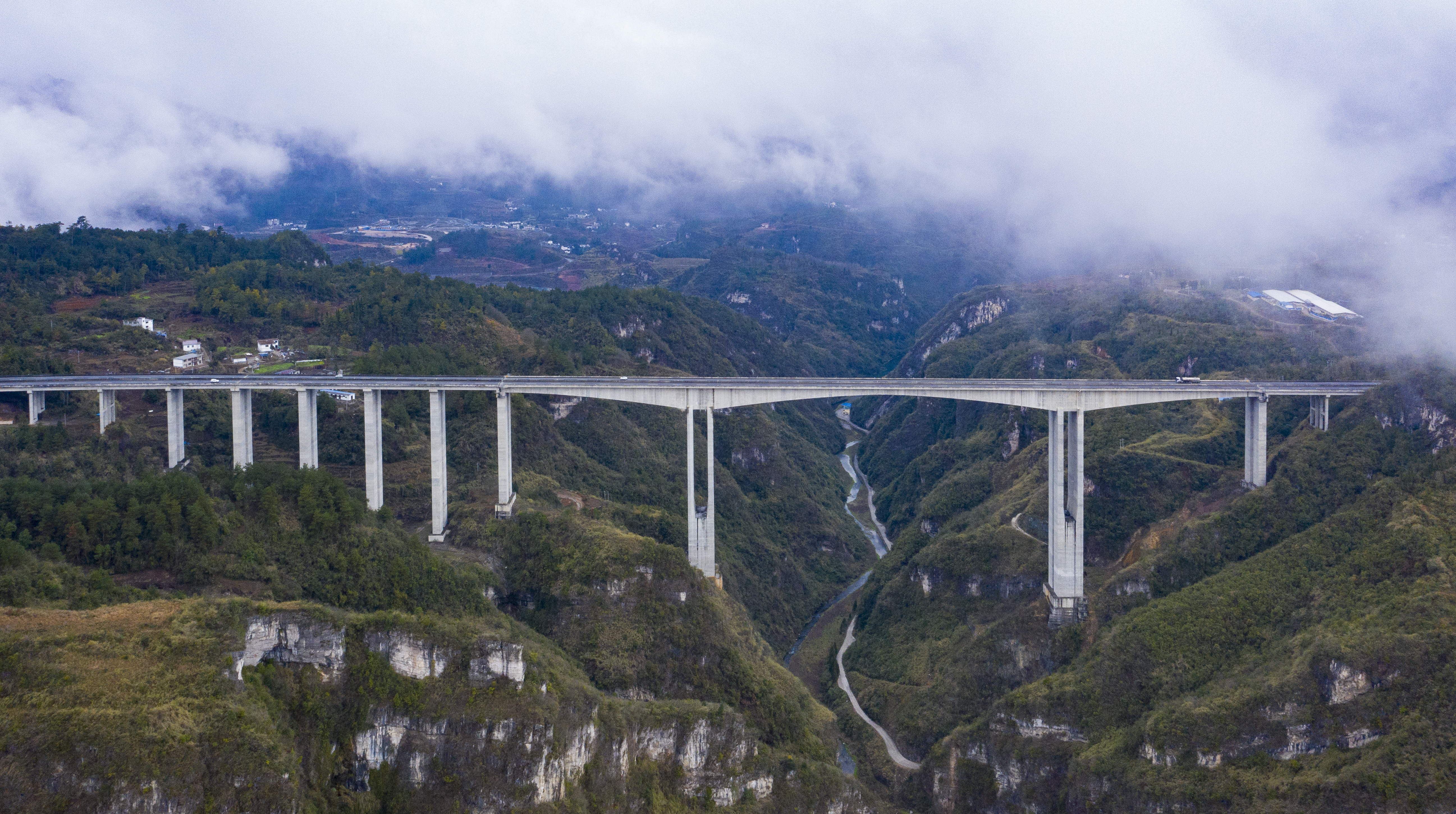 DJI_0633---開陽至息烽高速公路洋水河大橋。貴州日報天眼新聞記者 聞雙攝.JPG