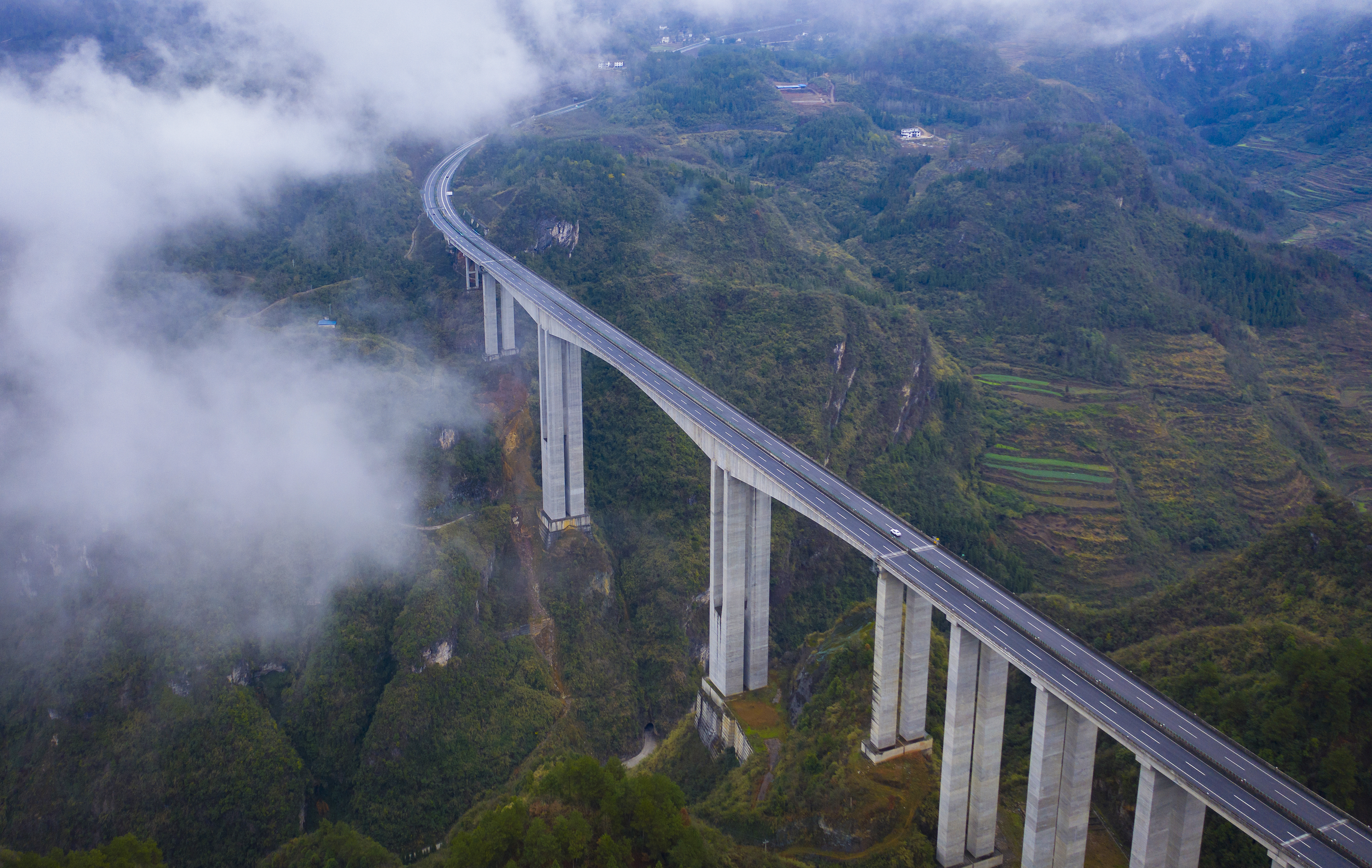 DJI_0650---開陽至息烽高速公路洋水河大橋。貴州日報天眼新聞記者 聞雙攝.JPG