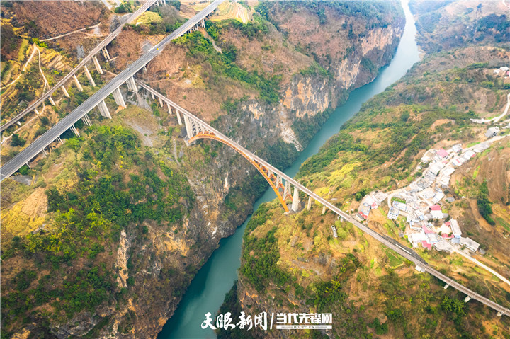 北盤(pán)江大橋鐵路橋   2003年度建筑工程魯班獎(jiǎng)和第四屆詹天佑土木工程大獎(jiǎng).jpg