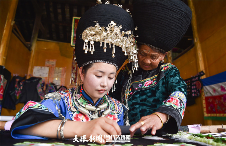 在貴州省銅仁市松桃苗族自治縣太平營街道老寨村，一老人在指導(dǎo)繡娘繡苗繡。.jpg